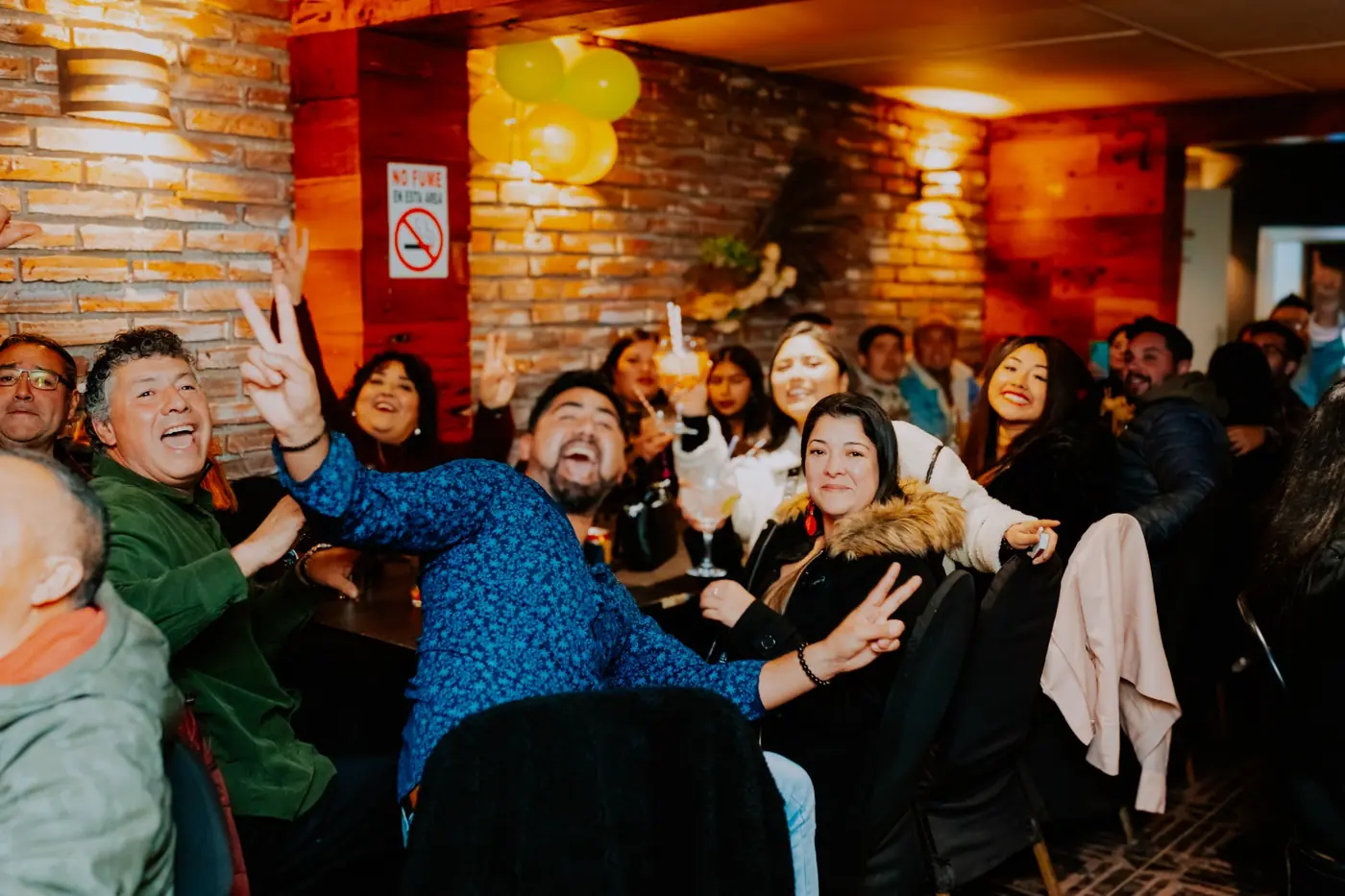 Mesa llena celebrando en Verde Mostaza