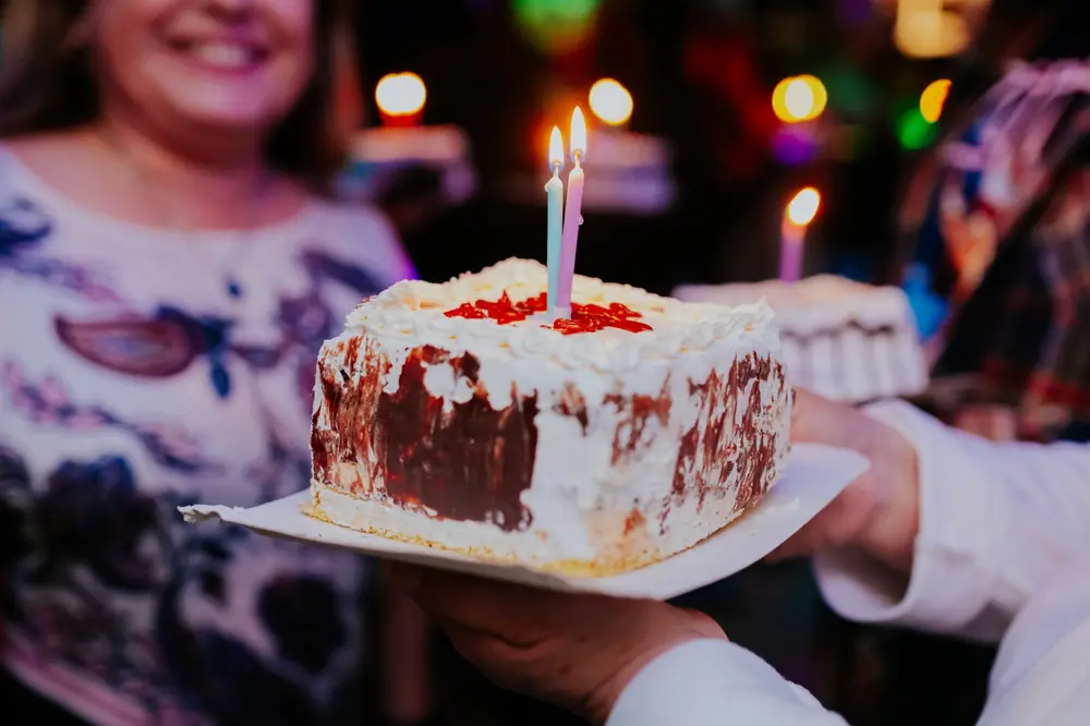 Torta de cumpleaños con velas encendidas